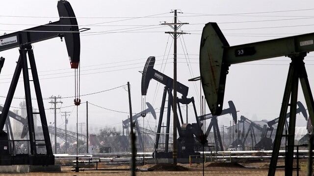 Oil falls as U.S. refiners shut down by damage from Hurricane Ida