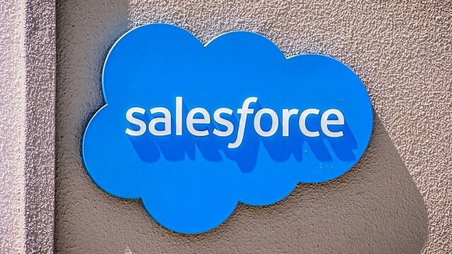 Should you buy Salesforce shares after issuing disappointing FQ4 guidance?