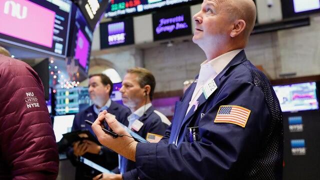 Dow finishes up over 400 points as stocks extend rally